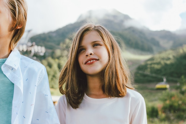 hermano y hermana amigos miran con admiración