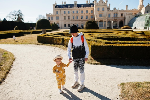 Hermano con hermana caminando en el castillo de Lednice República Checa