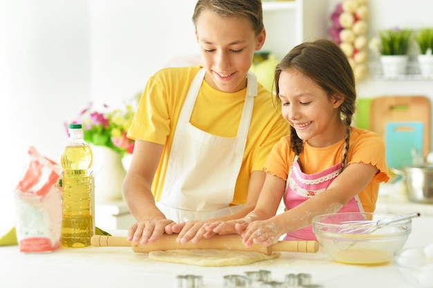 Hermano y hermana en la cocina preparando