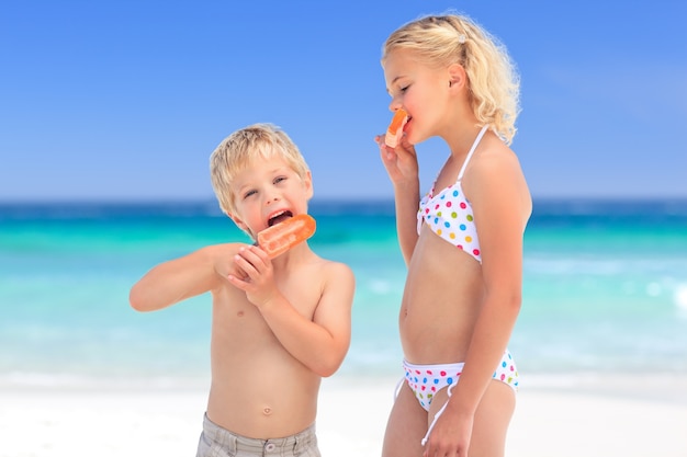 Hermano y hermana comiendo un helado