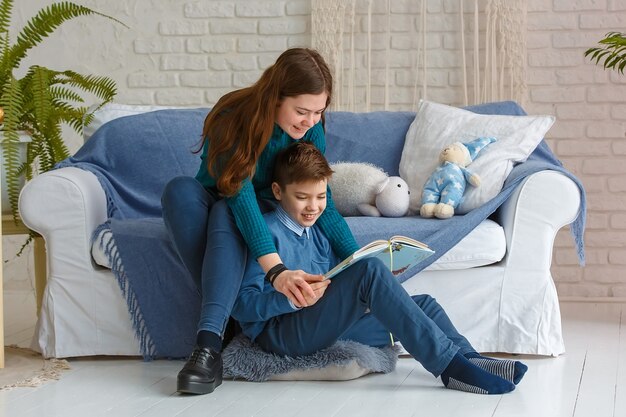 Hermano y hermana están leyendo un libro.