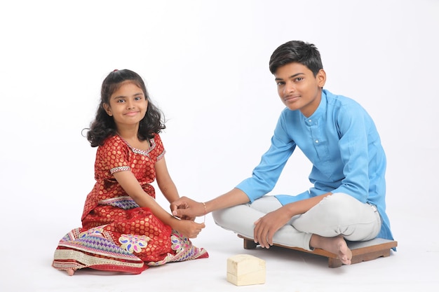 Hermano y hermana indios celebrando el festival raksha bandhan en casa