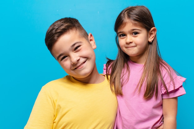 Foto hermano y hermana jugando con expresión feliz