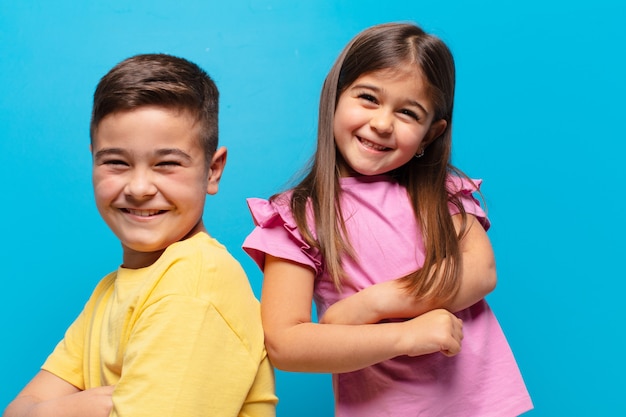 Foto hermano y hermana jugando con expresión feliz