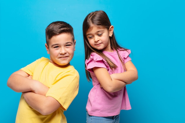 Hermano y hermana jugando con expresión feliz