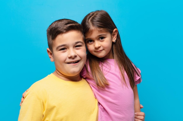 Hermano y hermana jugando con expresión feliz