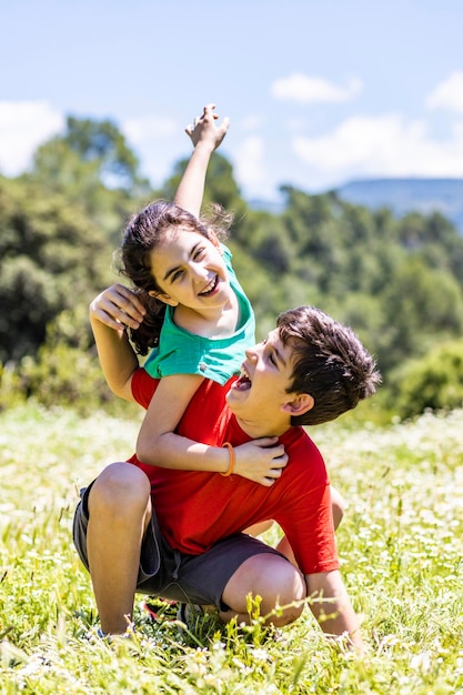 Foto hermano y hermana juguetones disfrutando en el campo