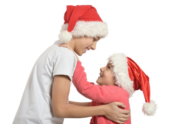 Hermano y hermana, en, navidad, sombreros, abrazar