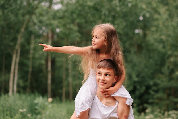 hermano y hermana en el prado de verano