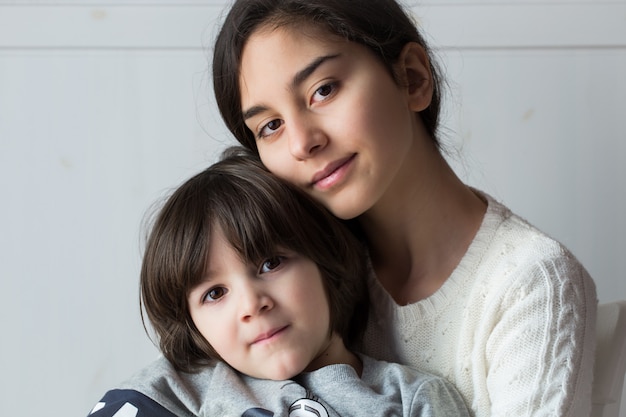 Foto hermano y hermana retrato