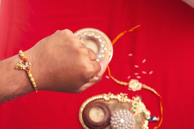 Hermano mostrando rakhi en su mano en una ocasión de Raksha Bandh