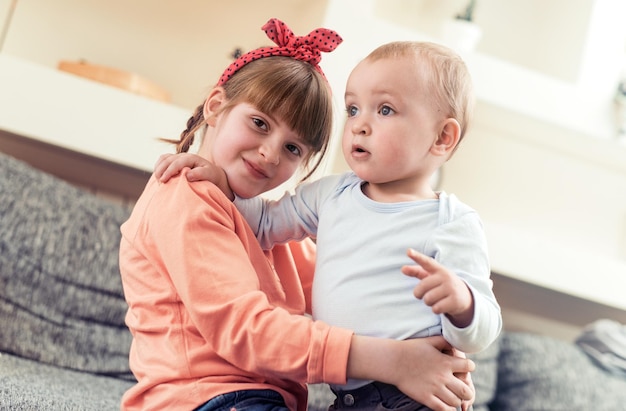 Hermano y su hermana en casa.