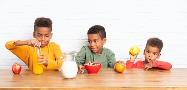 Hermanos afroamericanos desayunando