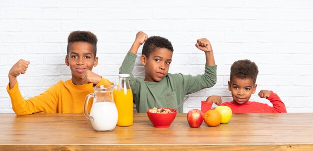 Hermanos afroamericanos desayunando