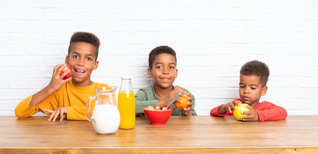 Hermanos afroamericanos desayunando