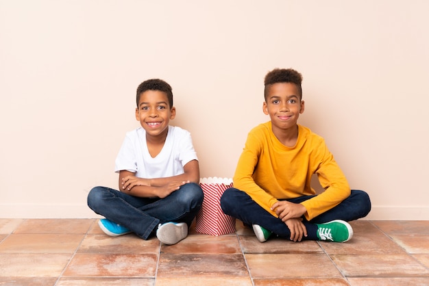 Hermanos afroamericanos con palomitas de maíz