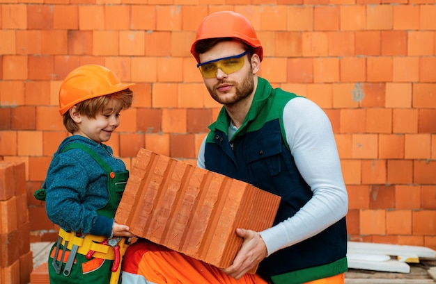 Foto hermanos ayudando a un albañil a instalar ladrillos en un sitio de construcción un constructor trabaja con ladrillos