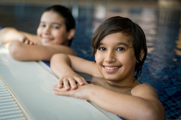 Hermanos felices en la piscina