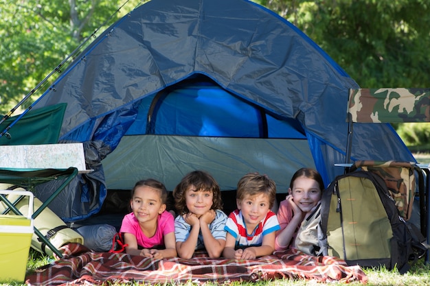 Hermanos felices en un viaje de campamento