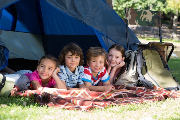 Hermanos felices en un viaje de campamento