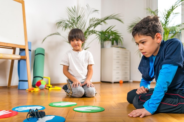 Foto hermanos jugando en casa.