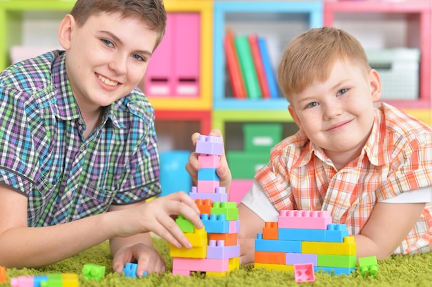 hermanos jugando en la habitación