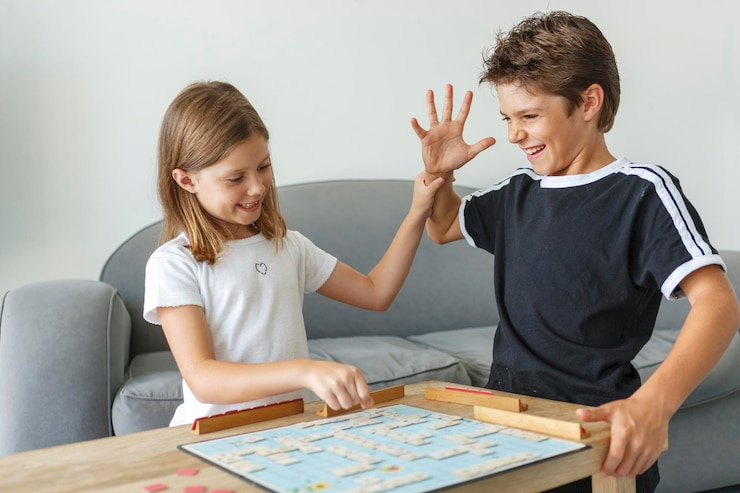 Foto hermanos jugando a un juego de mesa en casa.