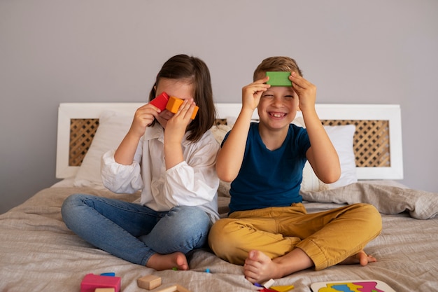 Hermanos jugando con juguetes de acertijo