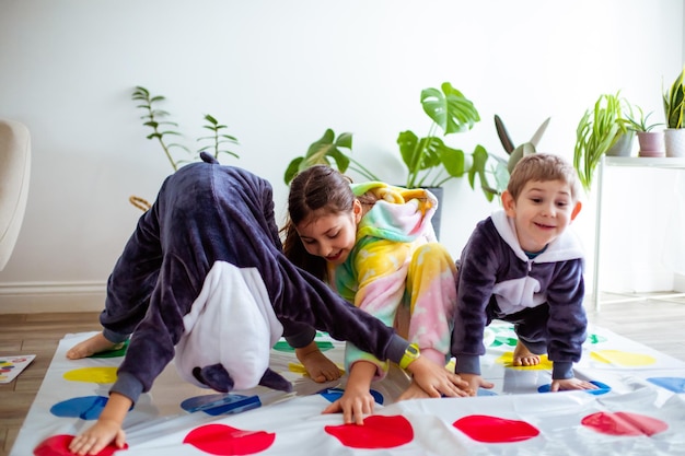 Foto hermanos jugando a la mesa.