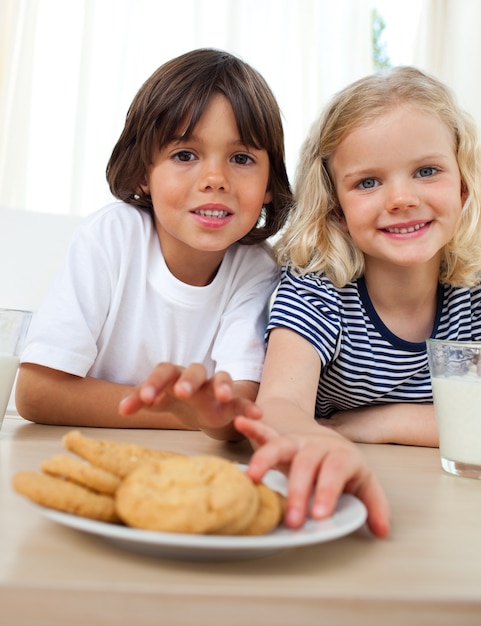 Foto hermanos lindos comiendo galletas