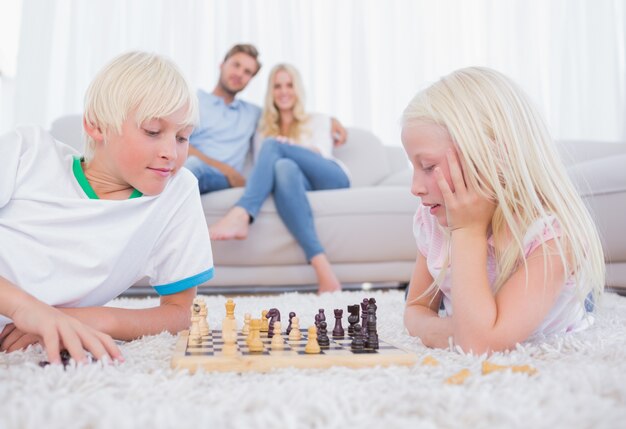 Hermanos lindos jugando al ajedrez