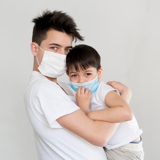 Foto hermanos con máscaras