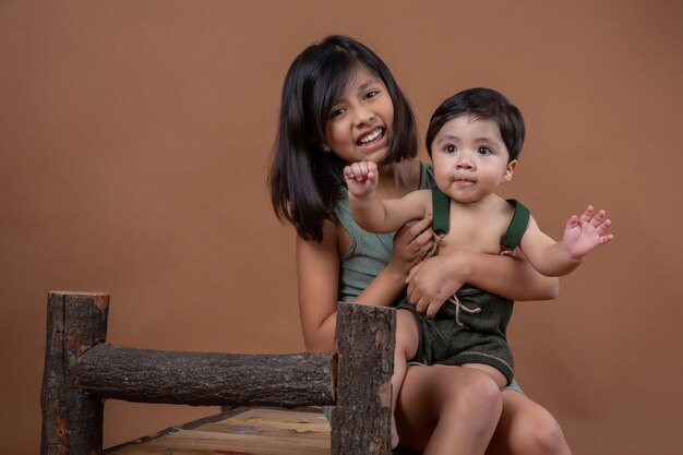 Hermanos mexicanos niña y niño