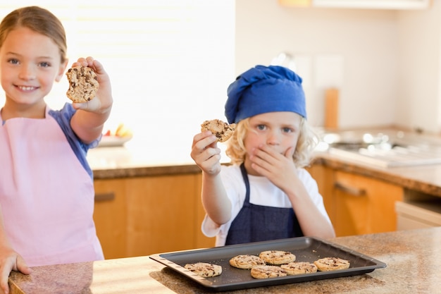 Foto hermanos mostrando sus galletas