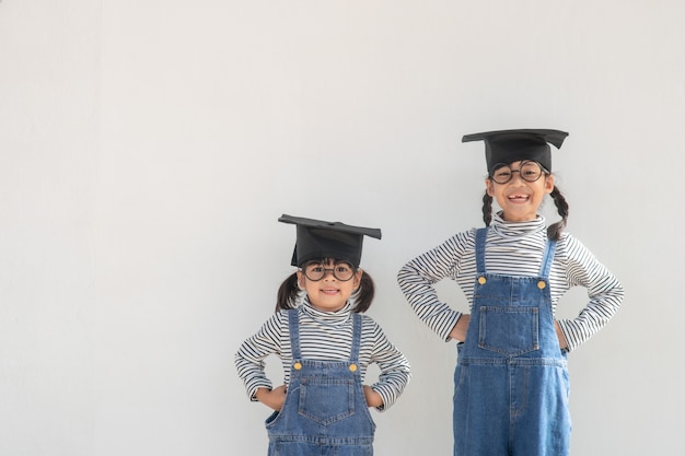 Hermanos niños niña graduación con gorra