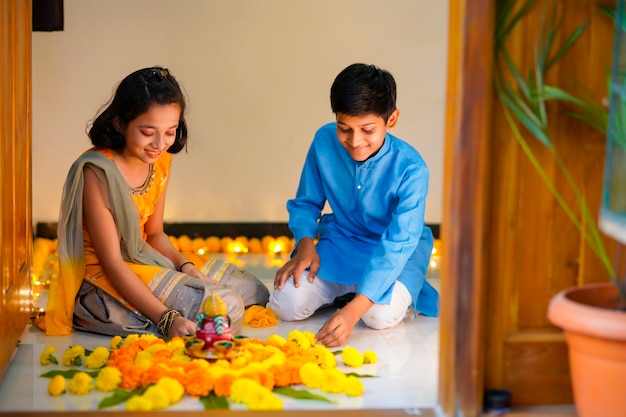 Hermanos pequeños celebrando el festival Bhaidooj o diwali.