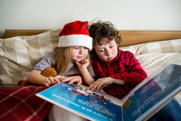 A los hermanos de raza blanca disfrutando de vacaciones de navidad