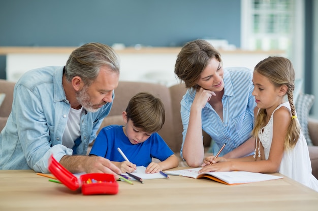 Los hermanos reciben ayuda de los padres con la tarea