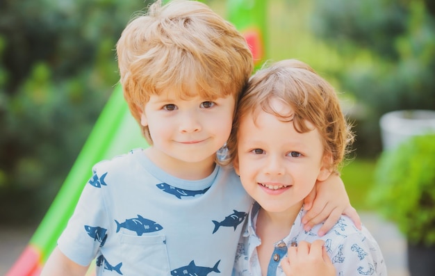 Hermanos relaciones familiares Niño al aire libre en el patio de recreo mejores amigos Adaptación infantil