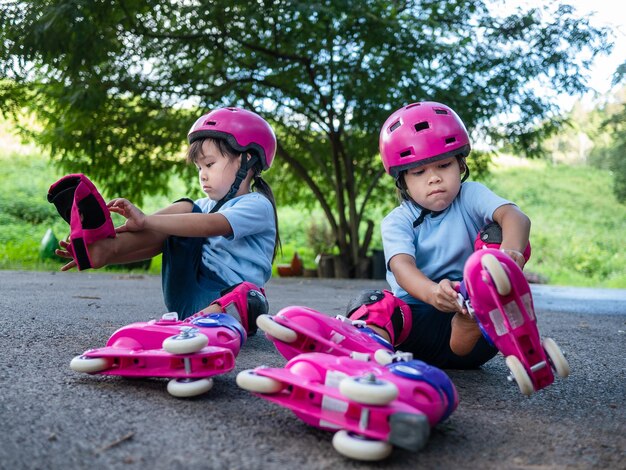 Hermanos sentados en el parque