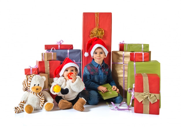 Hermanos en torno a varios regalos. Concepto de navidad