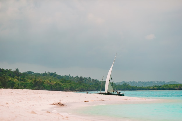 Hermosa y acogedora bahía con botes y agua turquesa clara