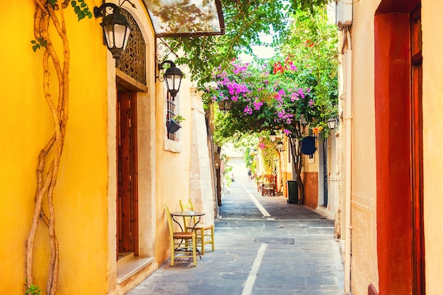 Hermosa y acogedora calle en Rethymno, isla de Creta, Grecia.