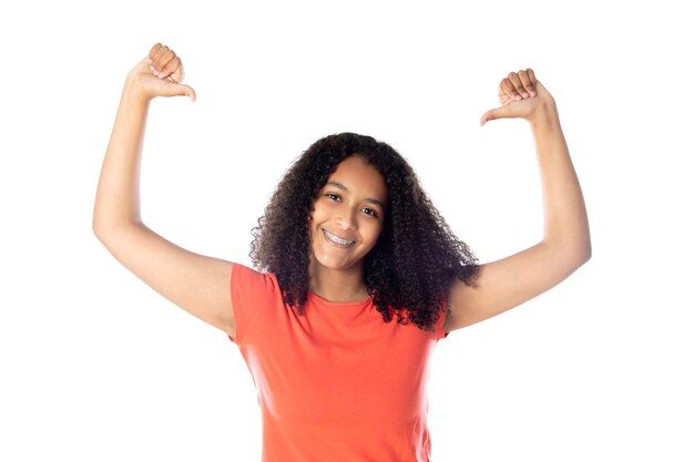 Hermosa adolescente africana con cabello afro aislado sobre un fondo blanco.