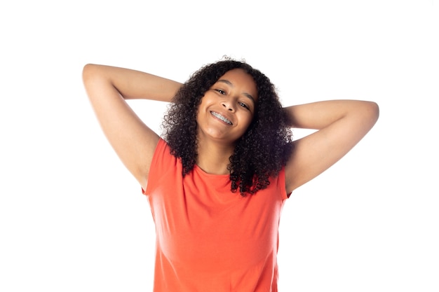 Hermosa adolescente africana con cabello afro aislado sobre un fondo blanco.