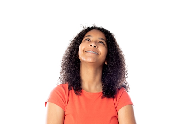 Hermosa adolescente africana con cabello afro aislado sobre un fondo blanco.