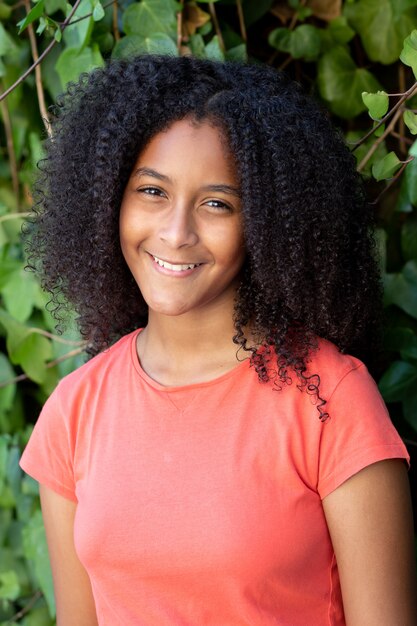 Hermosa adolescente afroamericana