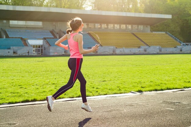 Hermosa adolescente corriendo en el estadio