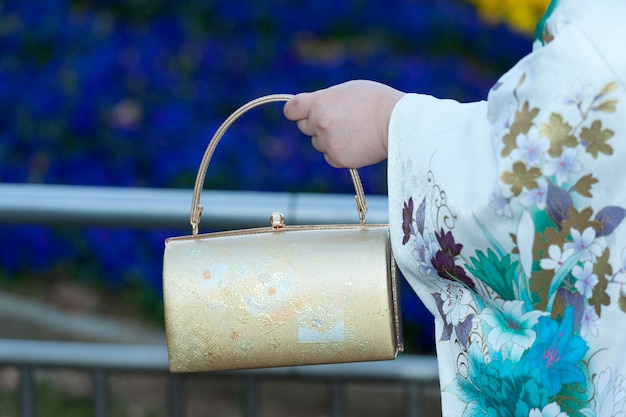 Foto hermosa adolescente japonesa con kimono tradicional primer plano en el bolso