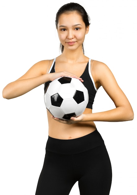 Hermosa adolescente sonriente con balón de fútbol